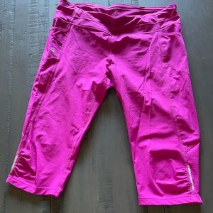 Athleta L knee length leggings yoga/workout, side pockets, zippered key pocket